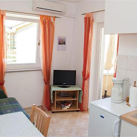 1 Bedroom Beautiful Apartment In Malinska Exterior foto
