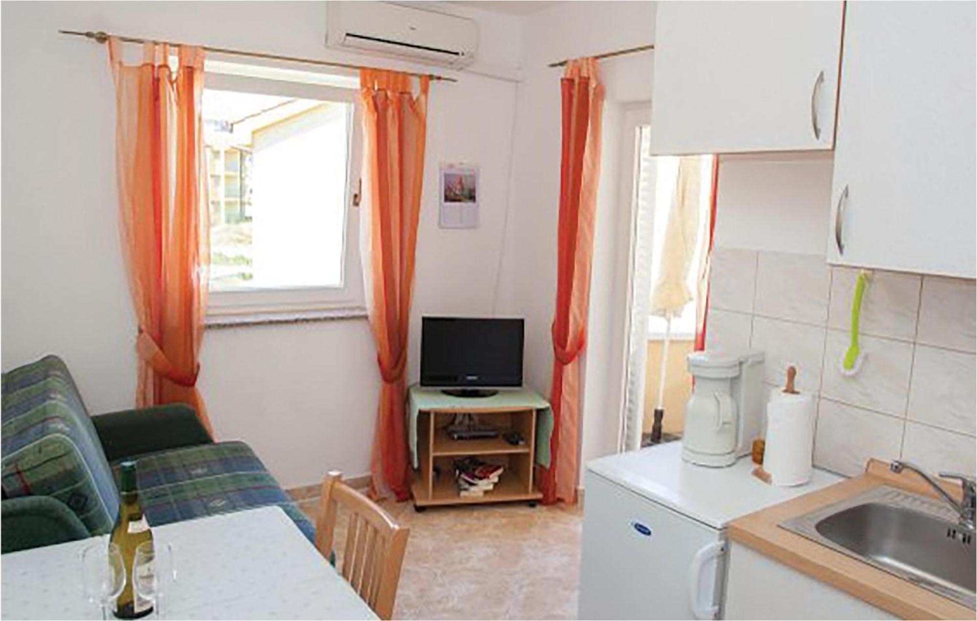 1 Bedroom Beautiful Apartment In Malinska Exterior foto
