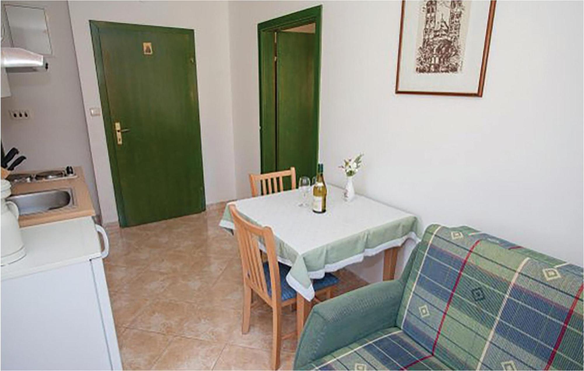 1 Bedroom Beautiful Apartment In Malinska Exterior foto