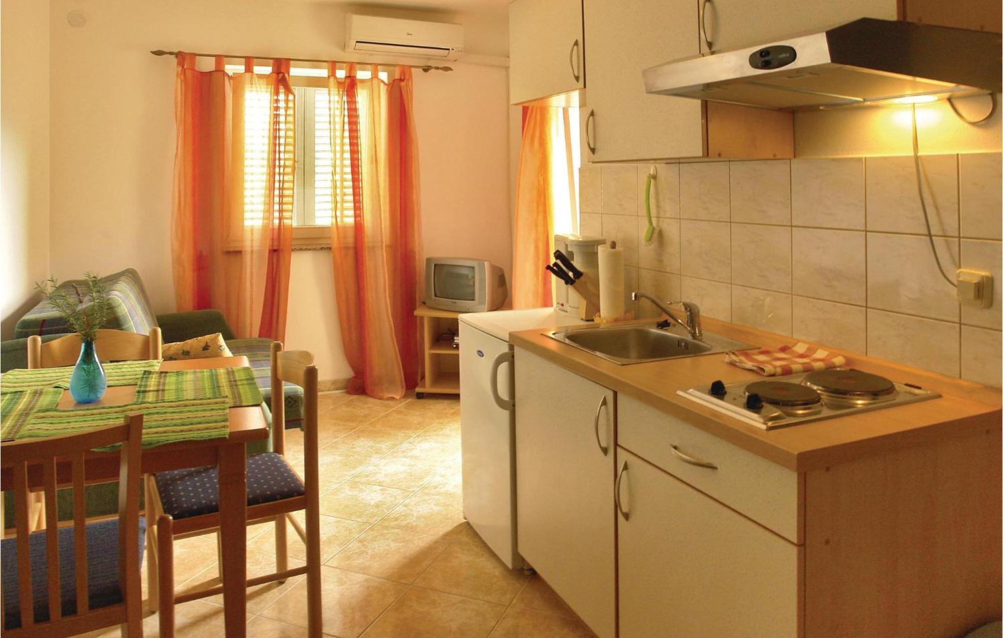 1 Bedroom Beautiful Apartment In Malinska Exterior foto
