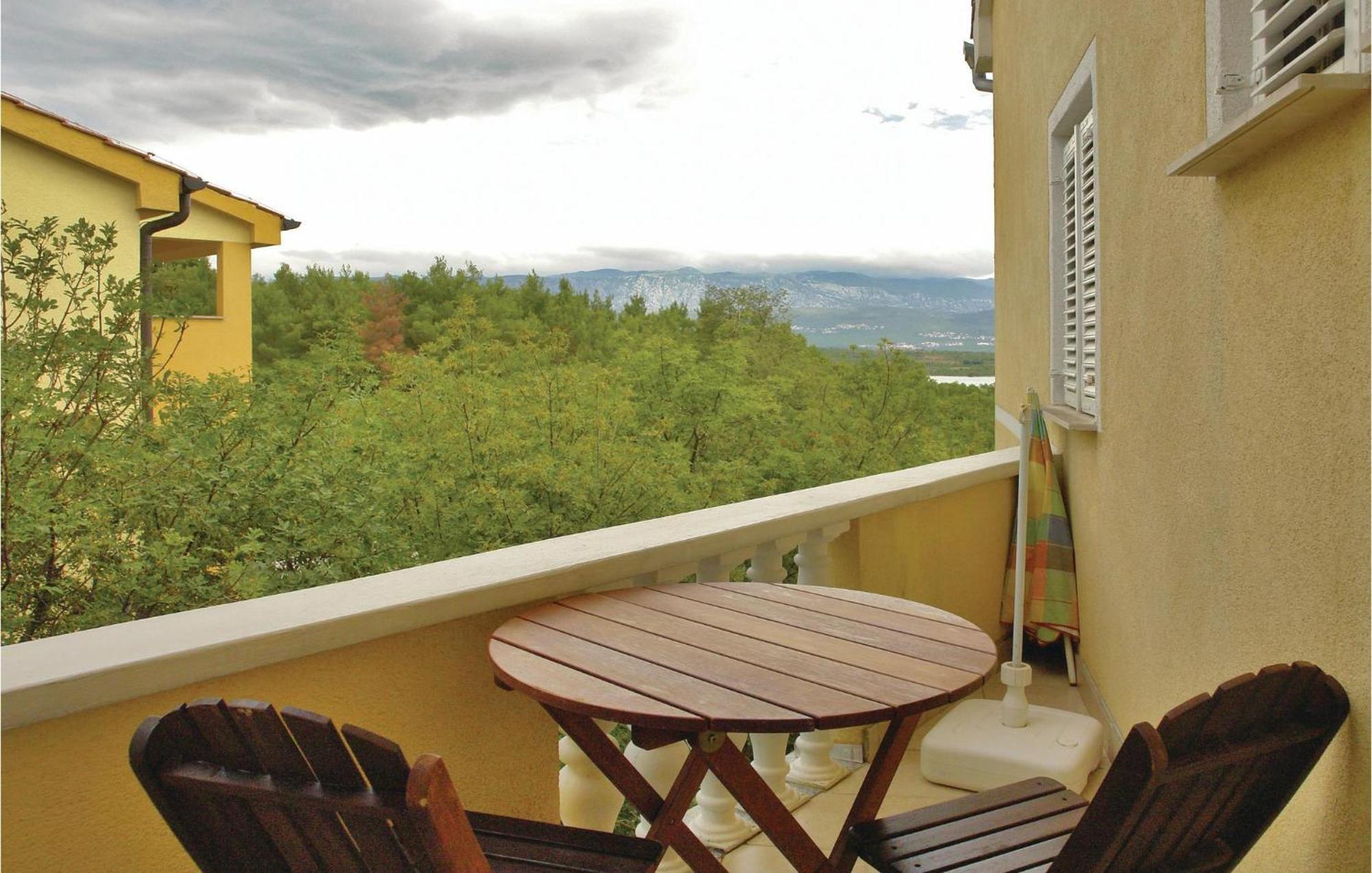 1 Bedroom Beautiful Apartment In Malinska Exterior foto