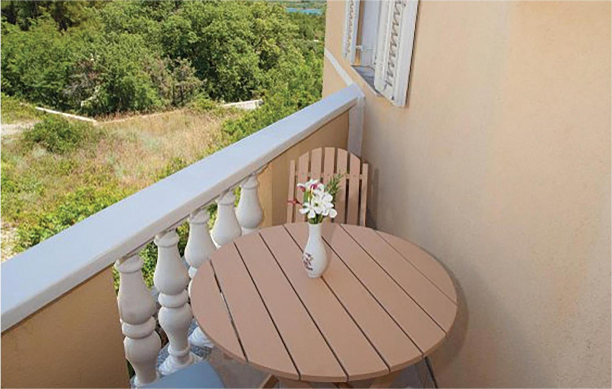 1 Bedroom Beautiful Apartment In Malinska Exterior foto
